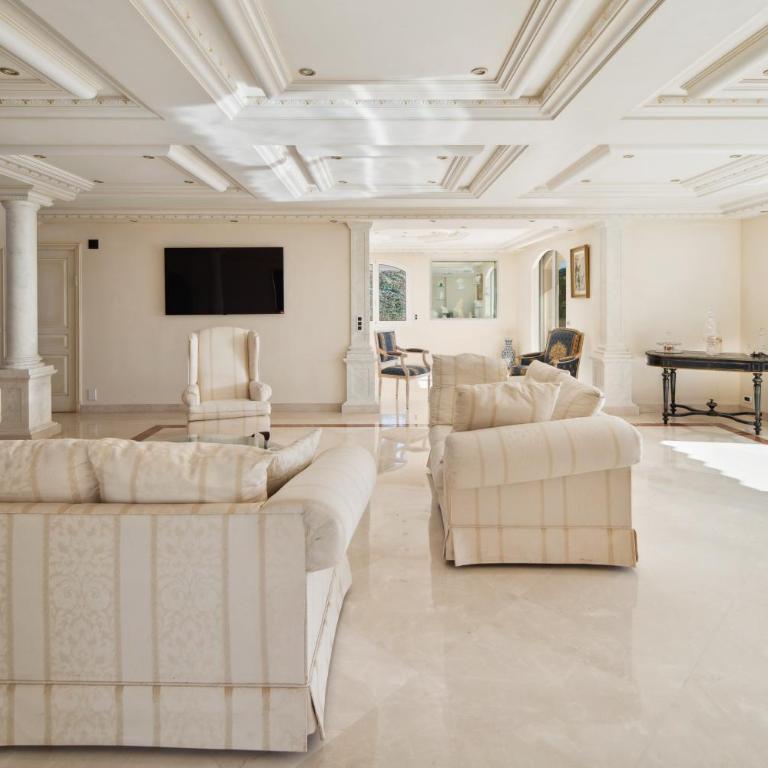 Luxury Seafront Villa with Heated Infinity Pool - Villa - 12