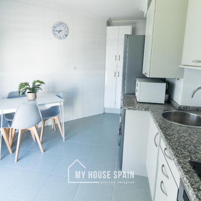 MyHouseSpain - Playa de poniente, con vistas al mar y parking gratuito - Apartamento con ducha - 9
