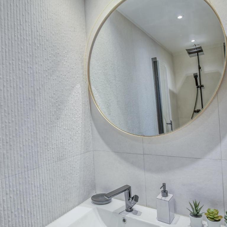 Centre-ville – Appartement (A/C) 6 personnes – 5 minutes plages et gare by Weekome - Appartement 2 Chambres - 10