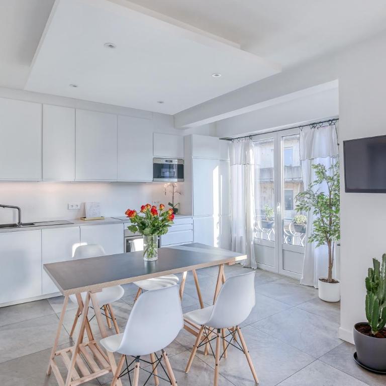 Centre-ville – Appartement (A/C) 6 personnes – 5 minutes plages et gare by Weekome - Appartement 2 Chambres - 5