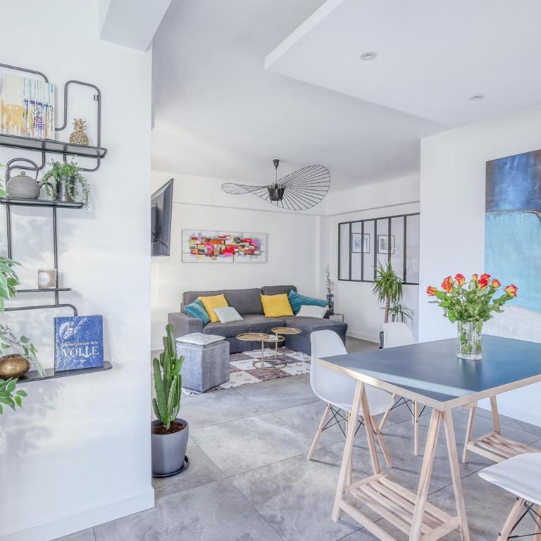 Centre-ville – Appartement (A/C) 6 personnes – 5 minutes plages et gare by Weekome - Appartement 2 Chambres - 3