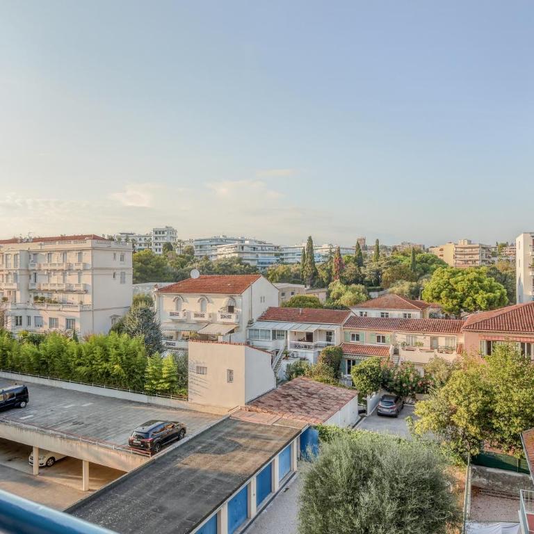 Centre-ville – Appartement (A/C) 6 personnes – 5 minutes plages et gare by Weekome - Appartement 2 Chambres - 13