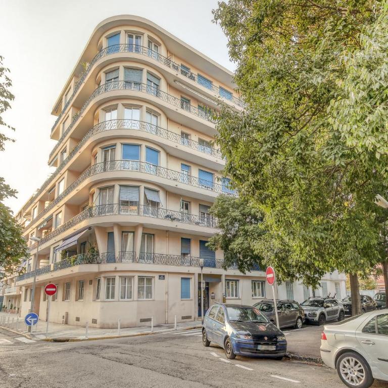 Centre-ville – Appartement (A/C) 6 personnes – 5 minutes plages et gare by Weekome - Appartement 2 Chambres - 12