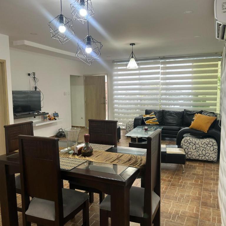 Casa de campo con piscina, aire acondicionado, estacionamiento privado con BBQ - Three-Bedroom House - 23