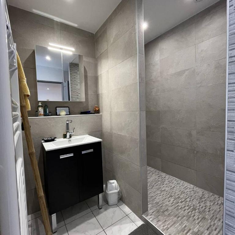 Villa de charme plain pied 3 chambres décorée avec goût bel extérieur - Villa - 9