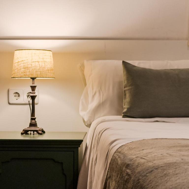 Magalhaes · Trad flat in Poble Sec, near ramblas - Three-Bedroom Apartment - 5