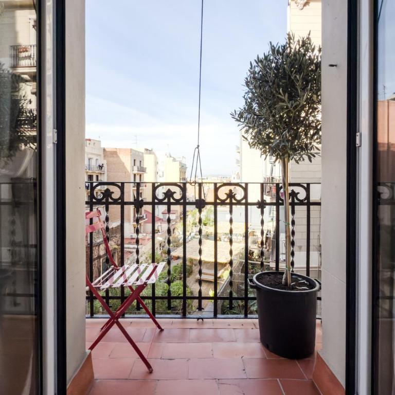 Magalhaes · Trad flat in Poble Sec, near ramblas - Three-Bedroom Apartment - 13