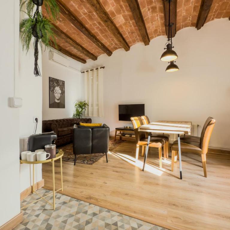 Magalhaes · Trad flat in Poble Sec, near ramblas - Three-Bedroom Apartment - 43