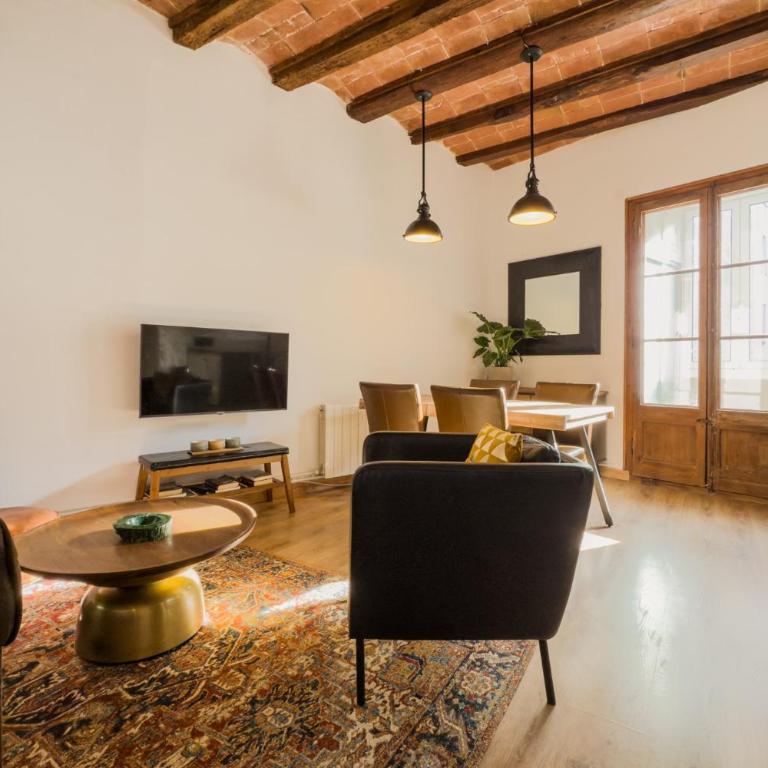 Magalhaes · Trad flat in Poble Sec, near ramblas - Three-Bedroom Apartment - 41