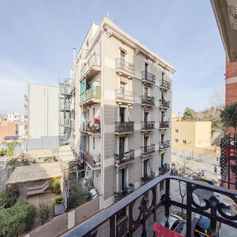 Magalhaes · Trad flat in Poble Sec, near ramblas - Three-Bedroom Apartment - 42