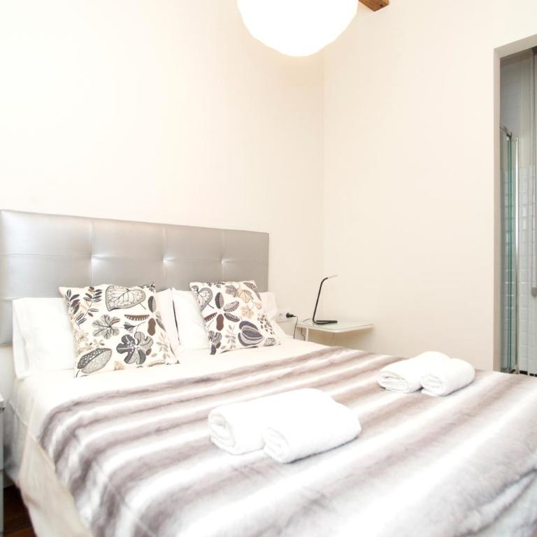 Apartments Barcelona Sagrada - Apartment with Balcony - 10