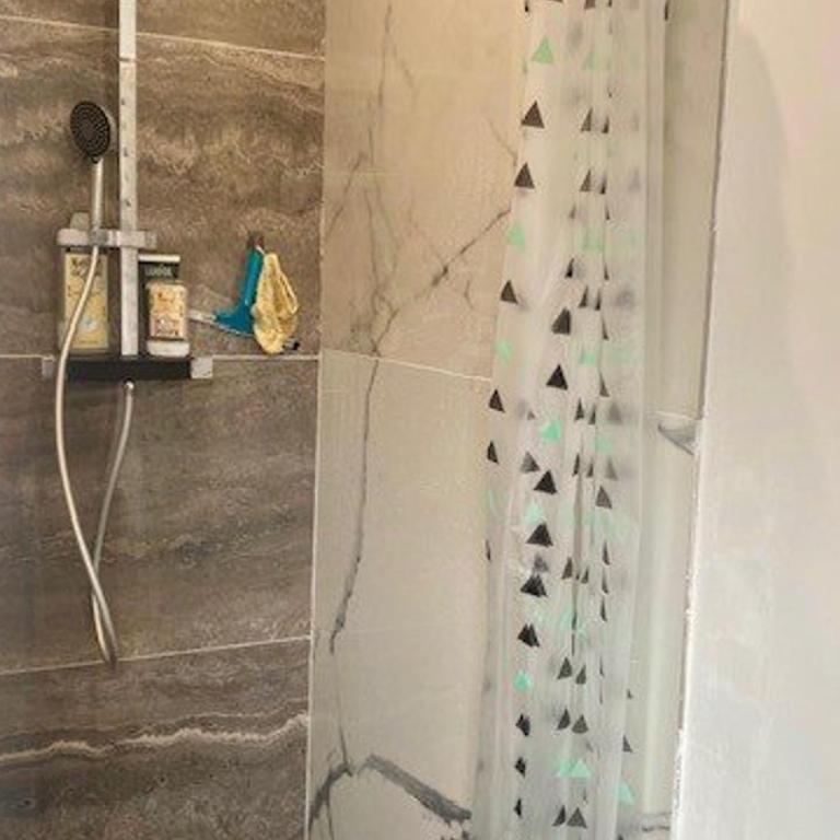F3 Moderne avec Climatisation et WiFi Proche des Thermes - FR-1-703-205 - Appartement - 9