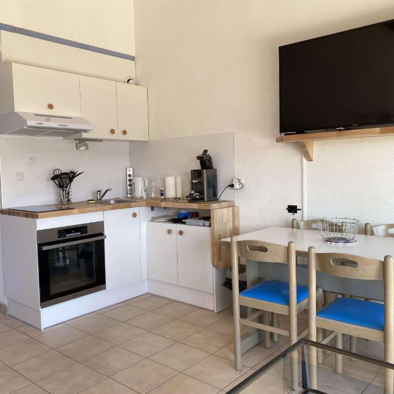 Appartement 2 pièces en duplex avec terrasse et piscine à Balaruc-les-Bains - FR-1-553-301 - Appartement - 6