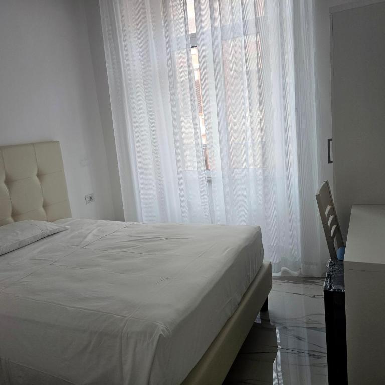 Aris Square Rome - Camera Matrimoniale con Bagno Privato - 9