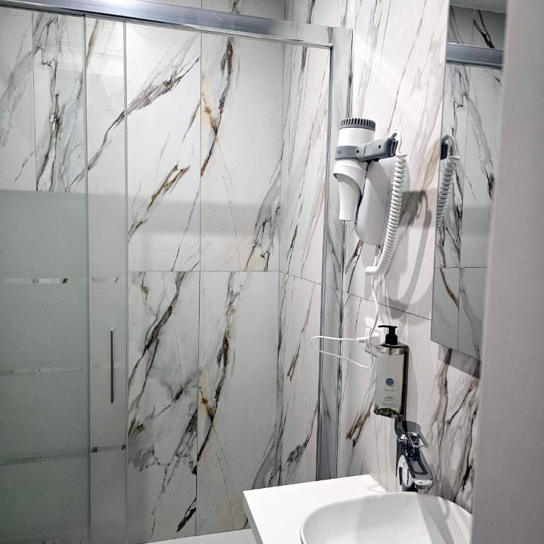 Aris Square Rome - Camera Matrimoniale con Bagno Privato - 15