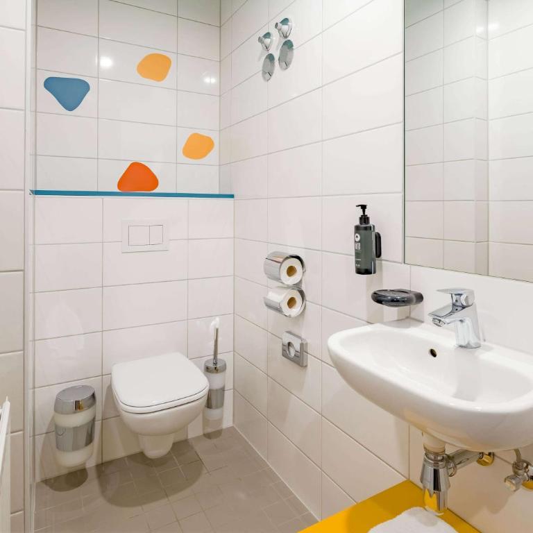 Ramada Encore by Wyndham Munich Messe - Deluxe Zimmer mit 4 Einzelbetten - 7