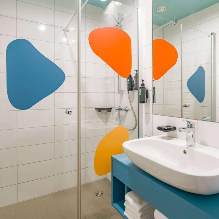 Ramada Encore by Wyndham Munich Messe - Deluxe Zimmer mit 4 Einzelbetten - 8