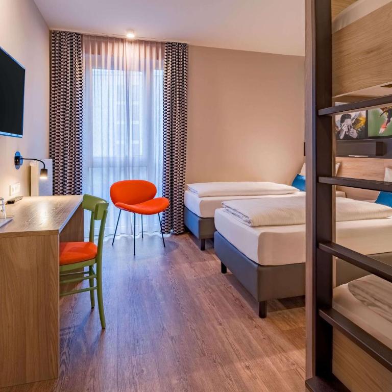 Ramada Encore by Wyndham Munich Messe - Deluxe Zimmer mit 4 Einzelbetten - 1