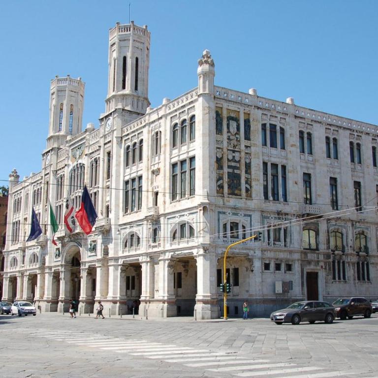 Bright Port View Apartment- Secondary Entrance Free Parking - Appartamento con 2 Camere da Letto - 43