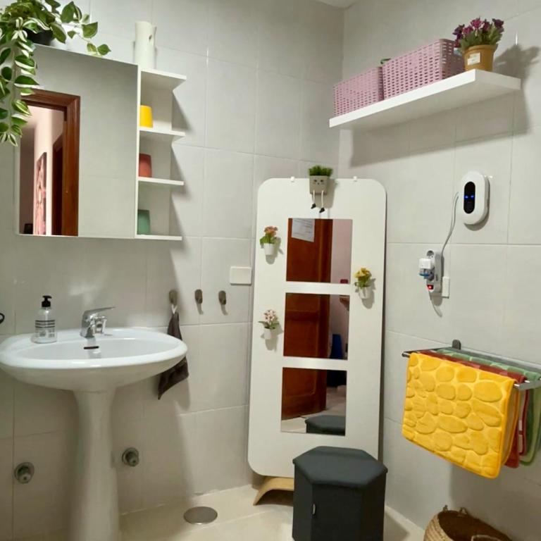 Amanecer Isleño Habitaciones, private Rooms in a Shared 3-Bedroom Apartment in Arrecife, Lanzarote - Habitación Doble con baño compartido - 11