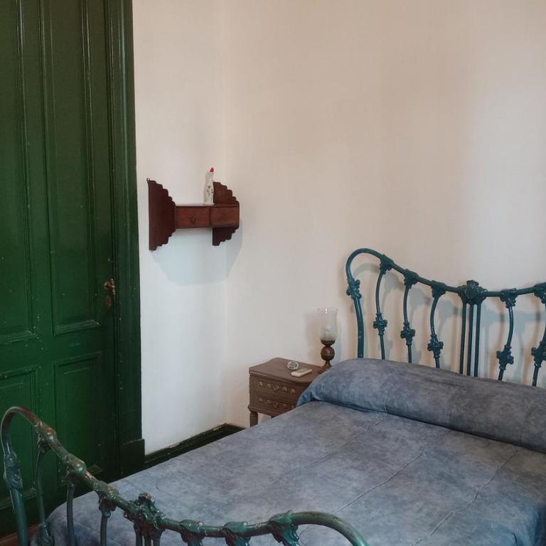 Casa antigua en San Isidro a una cuadra de la estación - Habitación Deluxe - 1 cama grande - 12