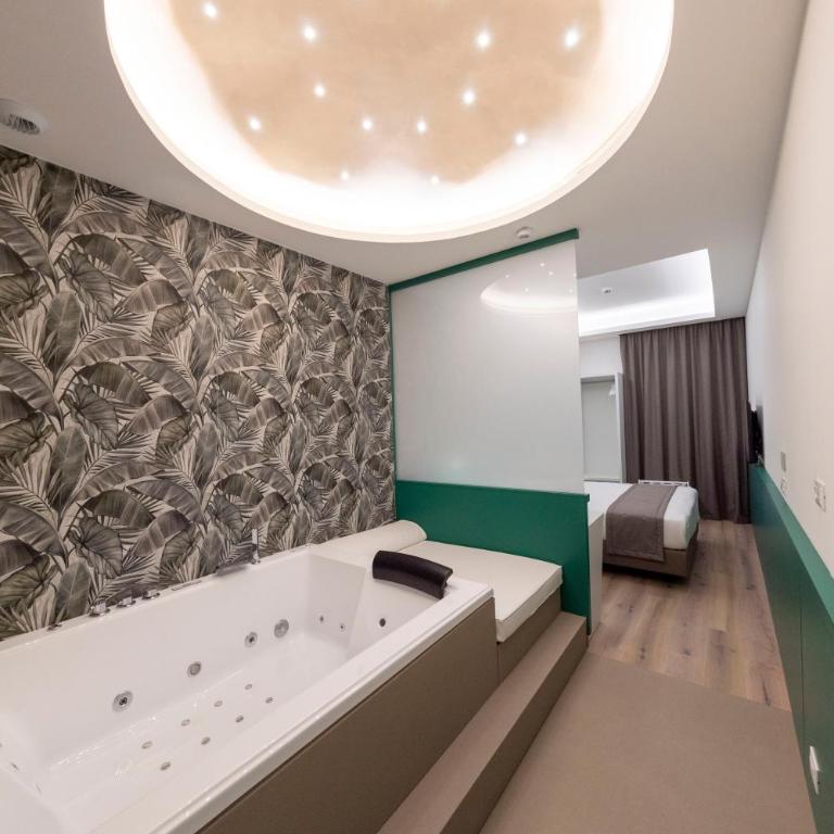 Smart Hotel Napoli - Camera Matrimoniale con Vasca Idromassaggio e Vista Interna sulla Galleria - 2