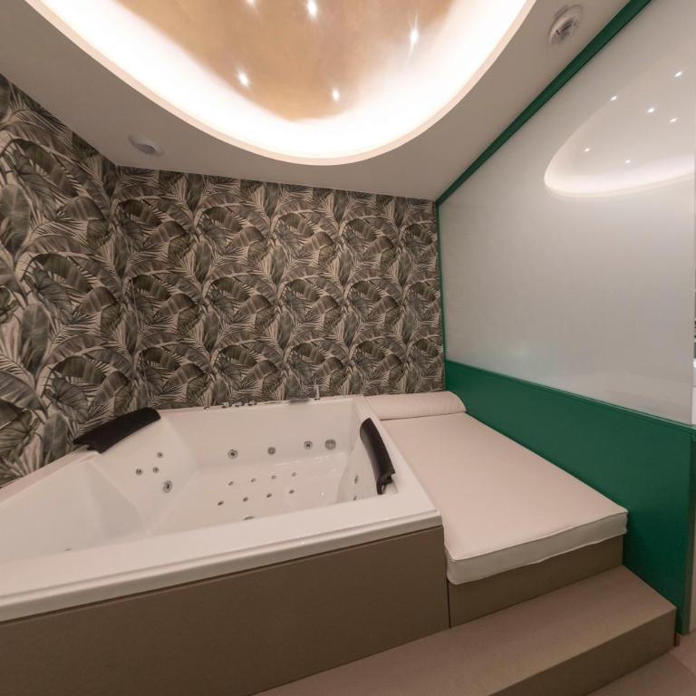 Smart Hotel Napoli - Camera Matrimoniale con Vasca Idromassaggio e Vista Interna sulla Galleria - 4