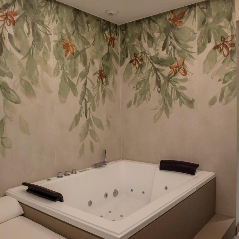 Smart Hotel Napoli - Camera Matrimoniale con Vasca Idromassaggio e Vista Interna sulla Galleria - 9