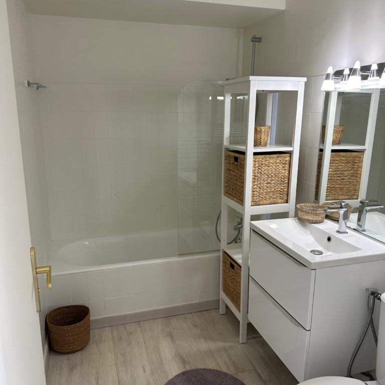 Superbe Studio plein centre de Juan les pins 500m des plages - Studio - 12