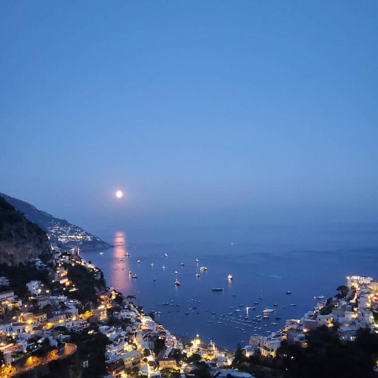 Flower Power Apartment - Overlooking Positano - for 6 guests with parking, terrace and seaview - 2 bathrooms and 3 bedrooms - Appartamento - 4