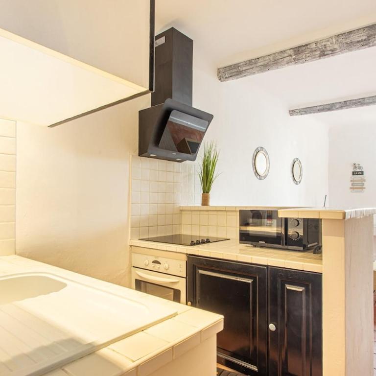 Charm of Vieil Antibes, quiet 2-4pers - Two-Bedroom Apartment - 2
