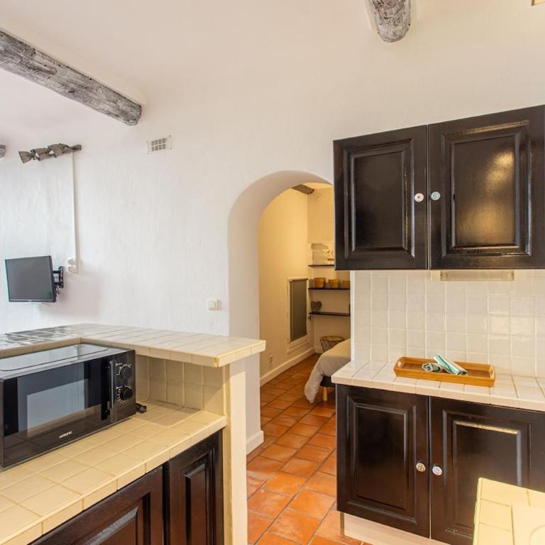 Charm of Vieil Antibes, quiet 2-4pers - Two-Bedroom Apartment - 7