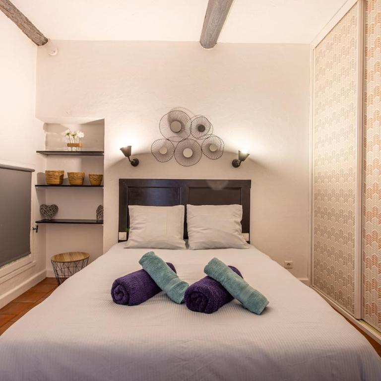 Charm of Vieil Antibes, quiet 2-4pers - Two-Bedroom Apartment - 9