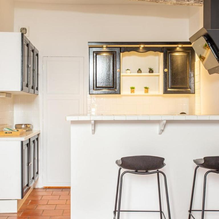 Charm of Vieil Antibes, quiet 2-4pers - Two-Bedroom Apartment - 10