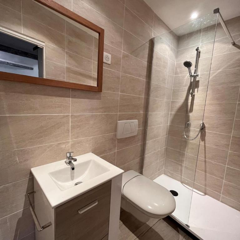 Charm of Vieil Antibes, quiet 2-4pers - Two-Bedroom Apartment - 11