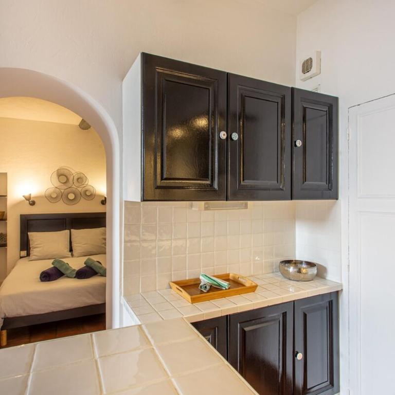 Charm of Vieil Antibes, quiet 2-4pers - Two-Bedroom Apartment - 13