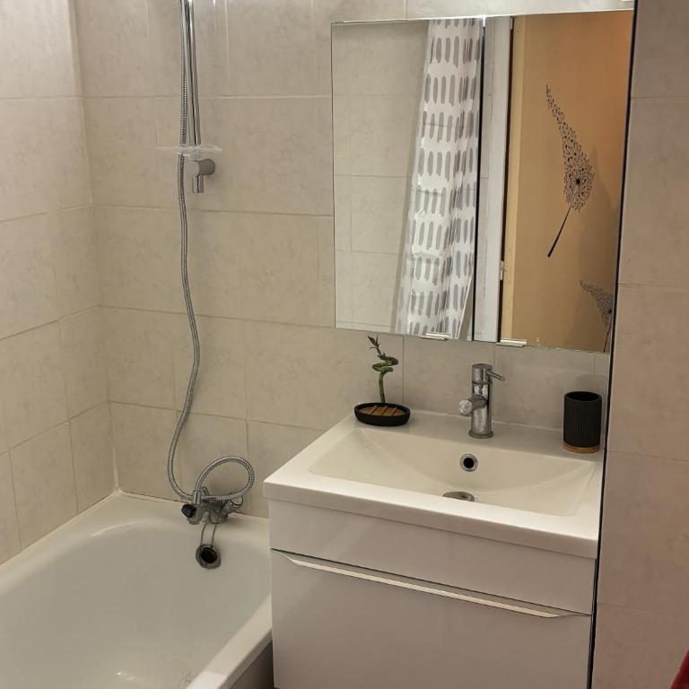 Appartement secteur village lumineux avec terrasse et parking 50m mer - Appartement 1 Chambre - 8