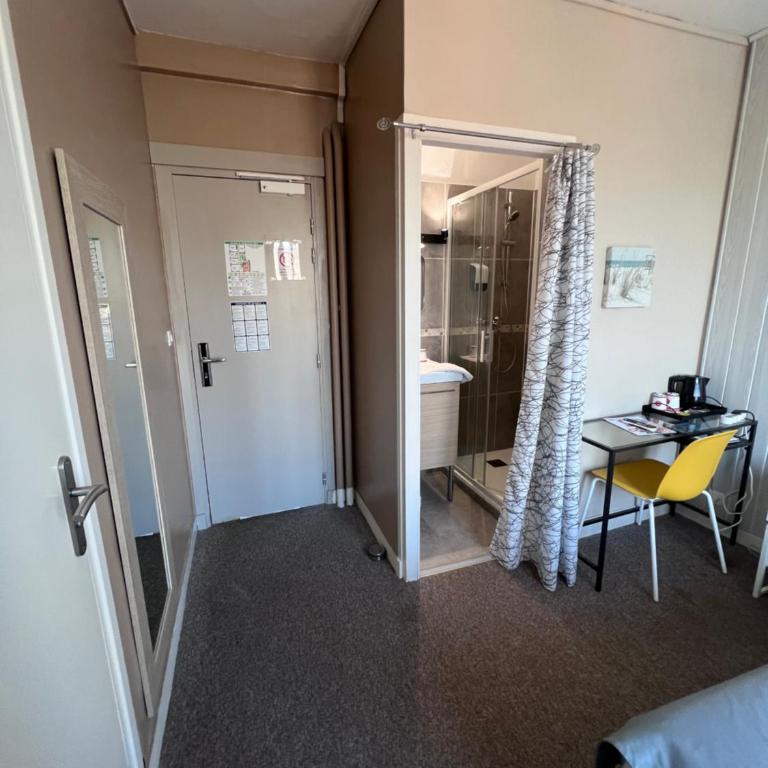 Hotel De l'Univers - Chambre Double - Vue sur Port - 10