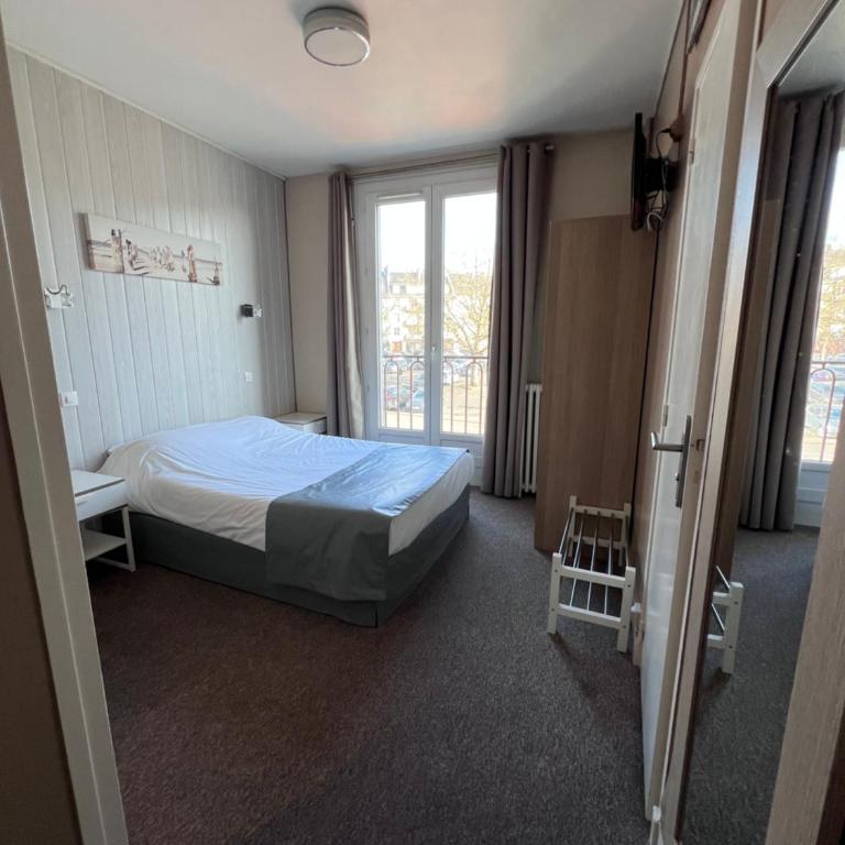 Hotel De l'Univers - Chambre Double - Vue sur Port - 1