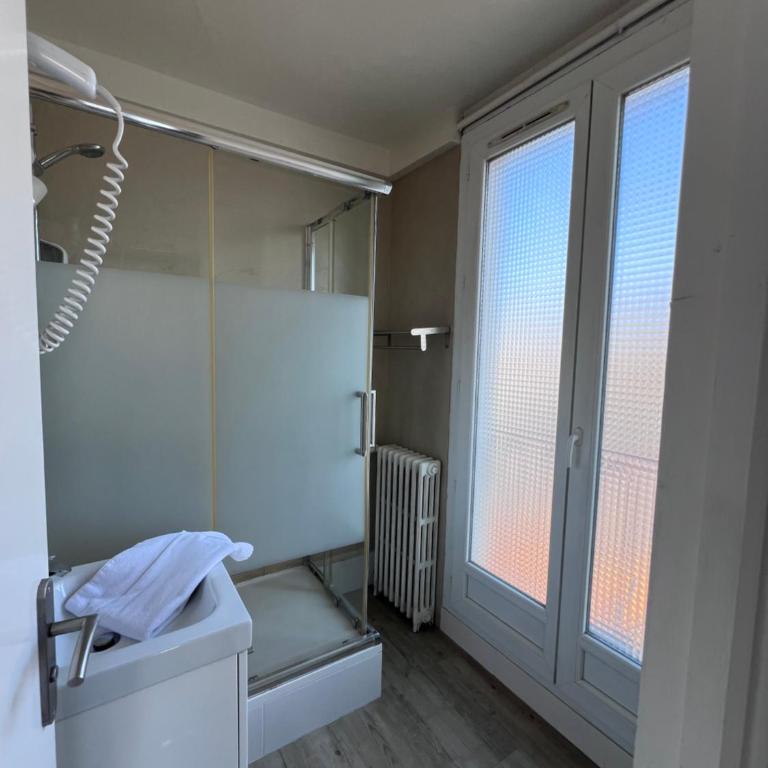 Hotel De l'Univers - Chambre Triple - Vue sur Port - 13