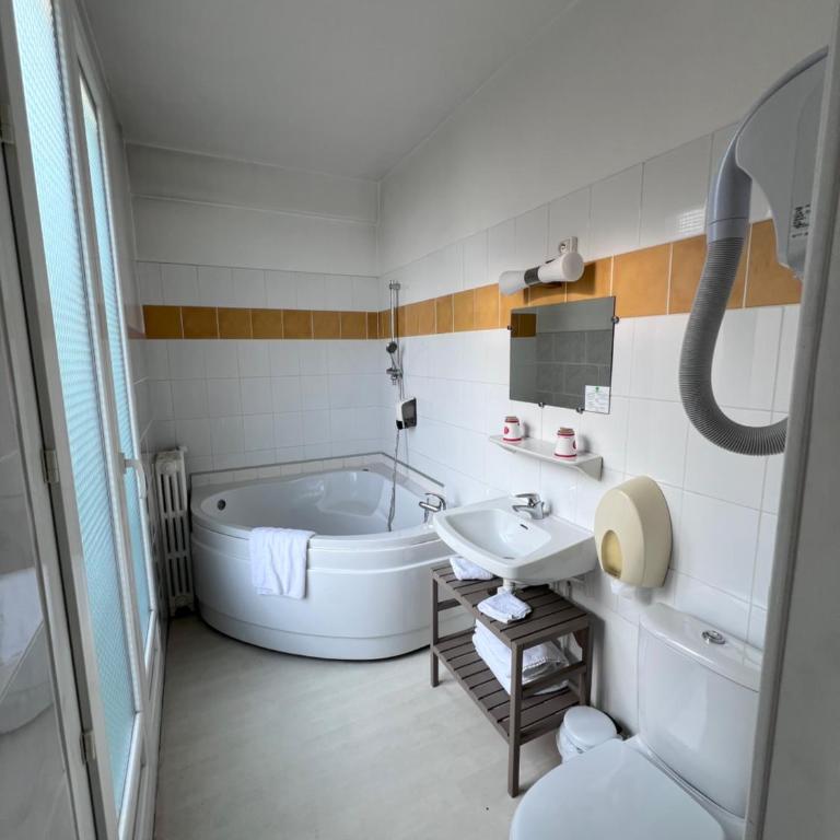 Hotel De l'Univers - Chambre Double Supérieure avec Vue sur le Port - 16