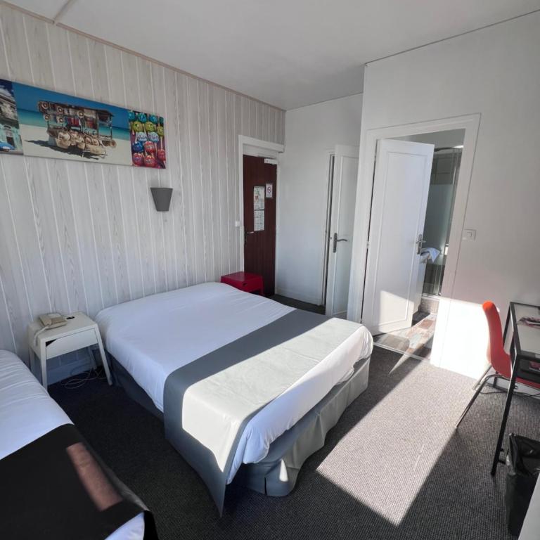 Hotel De l'Univers - Chambre Triple - Vue sur Port - 16