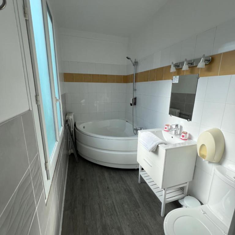 Hotel De l'Univers - Chambre Double Supérieure avec Vue sur le Port - 17