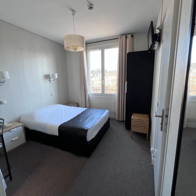 Hotel De l'Univers - Chambre Double - Vue sur Port - 11