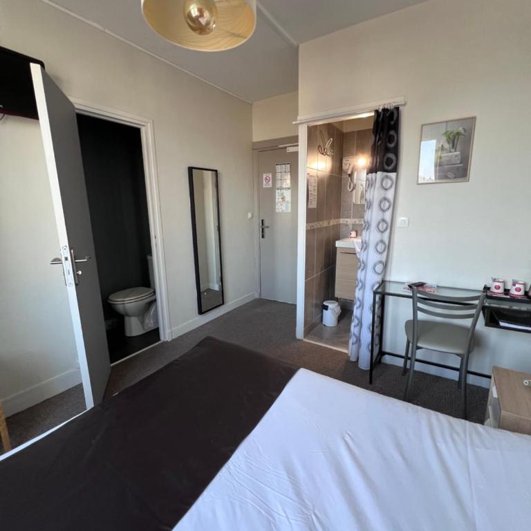 Hotel De l'Univers - Chambre Double - Vue sur Port - 13
