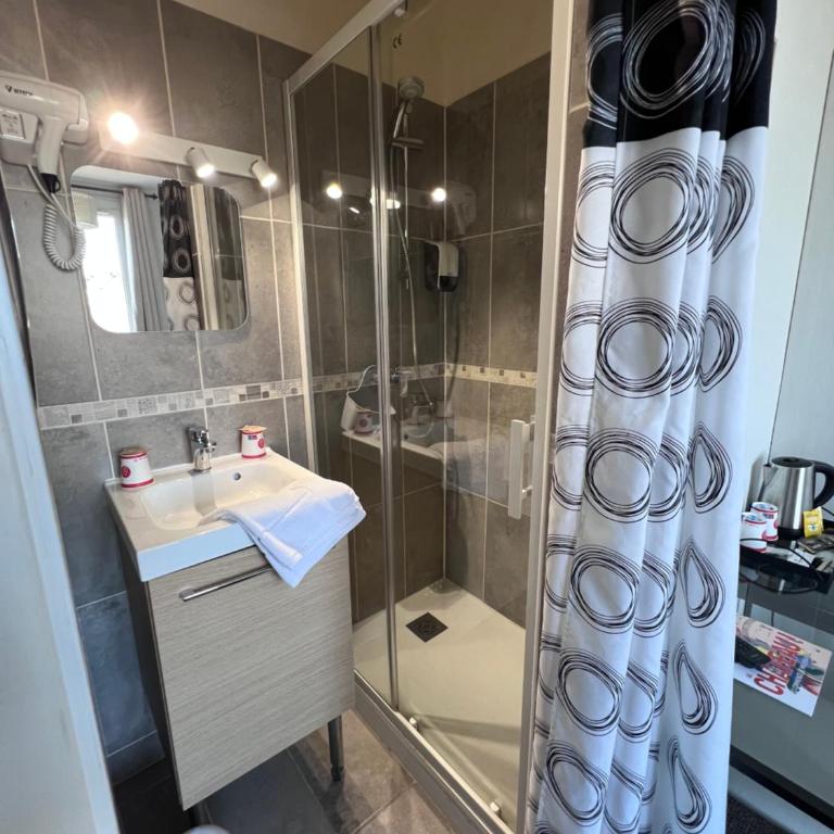 Hotel De l'Univers - Chambre Double - Vue sur Port - 12