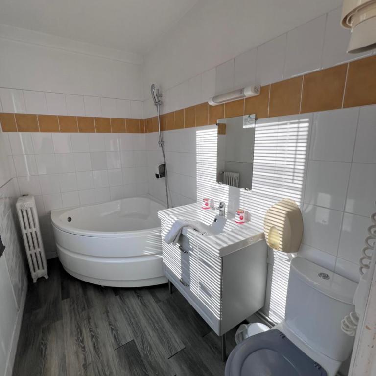 Hotel De l'Univers - Chambre Double Supérieure avec Vue sur le Port - 22