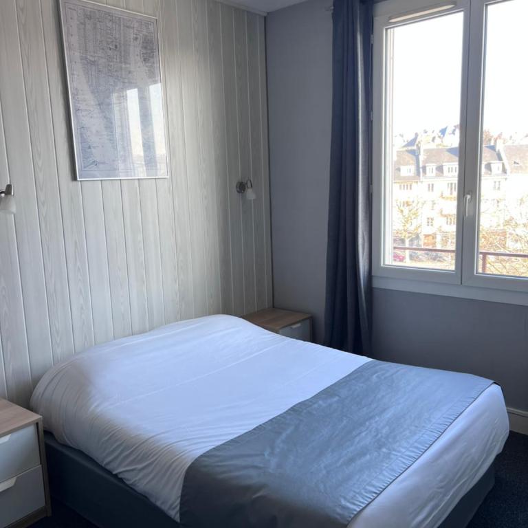Hotel De l'Univers - Chambre Double - Vue sur Port - 15