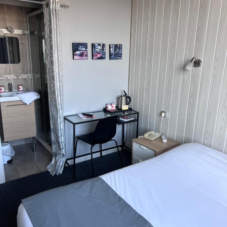 Hotel De l'Univers - Chambre Double - Vue sur Port - 16