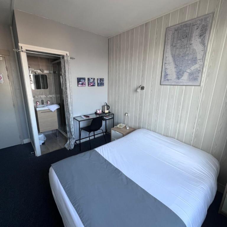 Hotel De l'Univers - Chambre Double - Vue sur Port - 17